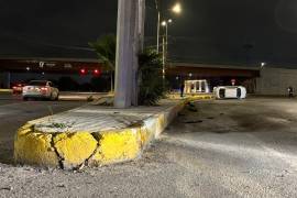 El vehículo volcó tras chocar contra el camellón; al fondo quedó sobre su costado.