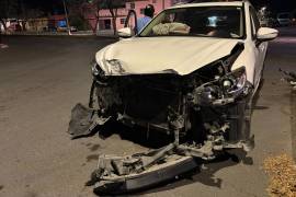 La camioneta Mazda CX-5 omitió el alto obligatorio, de acuerdo con el reporte de Tránsito Municipal.