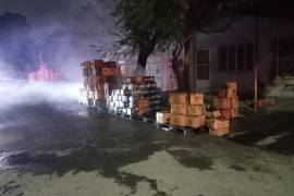 Cajas de cerveza quedaron sobre el pavimento tras el fuego registrado en la colonia Centro de Torreón.