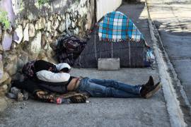 Algunos centroamericanos duermen en las banquetas aledañas a la Casa del Migrante.