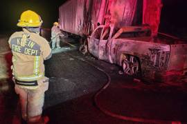 El tractocamión se encontraba detenido por una falla mecánica y sin señalamientos cuando la pickup se impactó en su parte trasera y comenzó a incendiarse.