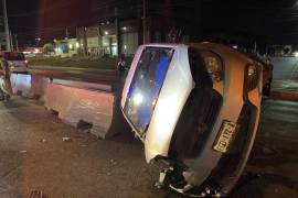 El automóvil Dodge Vision volcó tras colisionar con el autobús, dejando a su conductor herido y atrapado en el vehículo.