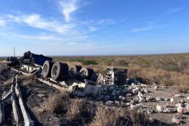 La pesada unidad transportaba gallinas y se dirigía a Monclova cuando ocurrió el percance.