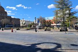 Las calles del Centro Histórico de Saltillo lucieron con menor tránsito peatonal en comparación con días habituales.