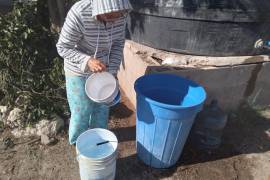 La gente acude a una pequeña propiedad, como a dos kilómetros, donde les hacen el favor de darles agua.