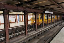 Inaugurado en 1896, cuando la ciudad era la segunda capital del Imperio Austro-Húngaro, el metro de Budapest fue el segundo tren urbano totalmente subterráneo en funcionar en el mundo, después del de Londres. EFE/Marcelo Nagy