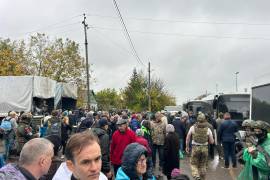 Ucrania y Rusiacomenzaron a entregar ayuda humanitaria en Oleshki y a evacuar a población civil de esa localidad ocupada por las fuerzas rusas en la región sureña de Jersón.