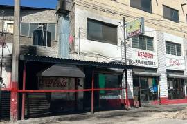 El incendio se concentró en el área de cocina y obligó al cierre temporal de la circulación sobre la avenida Juárez.
