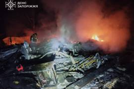 En esta imagen de hace unos días, distribuida por el Servicio de Emergencias de Ucrania, personal del departamento trabaja en la extinción de un incendio tras un ataque ruso en la región de Zaporiyia. FOTO