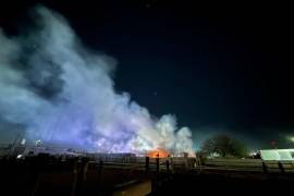 Elementos del Cuerpo de Bomberos trabajaron intensamente para sofocar el incendio que alarmó a trabajadores y vecinos del lienzo charro.