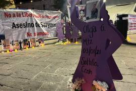 Participantes de la velada encendieron velas en memoria de las víctimas de feminicidio en la Plaza de Armas de Saltillo.