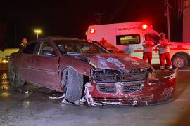 El Dodge Stratus derribó una luminaria tras brincar el camellón central y terminó sobre la banqueta de los carriles contrarios.