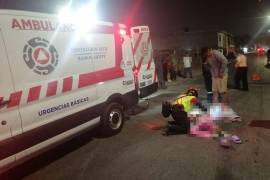 Paramédicos brindan atención a la joven embarazada tras el impacto en la colonia Lázaro Cárdenas.