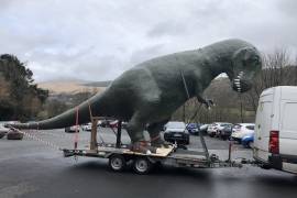 Compró un dinosaurio de plástico gigante y su casa se convirtió en atracción turística