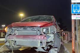 El Chevrolet Sonic LTZ presentó daños en el costado delantero derecho tras el impacto ocurrido en la colonia Provivienda.