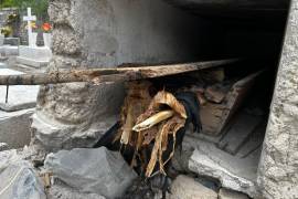 Familiares denunciaron que varias tumbas fueron abiertas en el panteón de San José, en Parras.