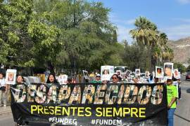 Familias de personas desaparecidas marcharon por las calles del Centro Histórico de Saltillo para exigir justicia.