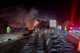 Un accidente con varias unidades pesadas y un tráiler incendiado mantiene cerrada la autopista Monterrey-Saltillo, mientras Guardia Nacional y Protección Civil atienden la zona