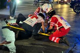Paramédicos de la Cruz Roja auxiliaron a un joven motociclista de 18 años que resultó gravemente lesionado tras un accidente registrado la noche del jueves sobre la calzada Emilio Carranza.