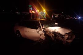 El automóvil Chevrolet Cruze, quedó seriamente dañado después de estrellarse contra un tráiler en Ramos Arizpe.