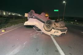 La unidad abandonó la carpeta asfáltica y se internó en el área del camellón central; posteriormente, al intentar reincorporarse a la carretera, terminó volcando debido a las condiciones en que era conducida.
