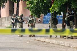 Elementos federales tras el ataque a una vivienda en Culiacán, Sinaloa.