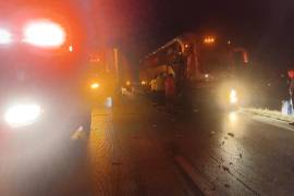 Choque entre un autobús de Omnibus y un tráiler en Galeana, Nuevo León, dejó nueve pasajeros lesionados sobre la carretera 57