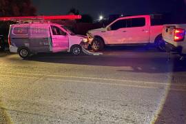 El conductor fue asegurado por elementos de Tránsito Municipal tras el aparatoso accidente.