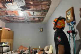 La lesionada fue llevada a la Clínica 21 del IMSS tras el colapso de parte del techo; Protección Civil de Monterrey atendió el incidente.