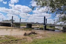 La creciente del río Aguanaval avanza hacia la Región Laguna tras las lluvias registradas en la zona serrana de Zacatecas.