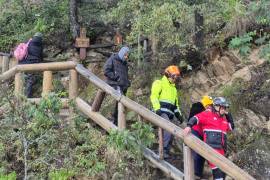 El accidente se registró cuando la mujer perdió pisada y cayó unos ocho metros por lo que resultó con un esguince.