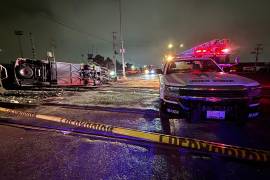 El camión de transporte de personal quedó volcado sobre su costado derecho tras ser impactado por el tren, dejando a varias personas atrapadas y generando una intensa movilización de emergencia.