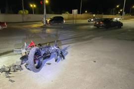 El motociclista y su acompañante salieron proyectados tras el impacto.