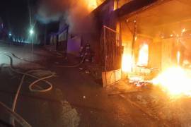 Elementos del Cuerpo de Bomberos de Ramos Arizpe lograron sofocar el incendio antes de que se extendiera a viviendas aledañas.