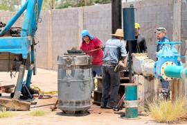 Cuadrillas realizan trabajos técnicos en la infraestructura hidráulica para incrementar el caudal disponible y mejorar el suministro en las colonias afectadas.