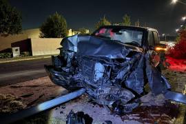 La camioneta RAM terminó sobre el camellón central tras el fuerte impacto en el bulevar Colosio.