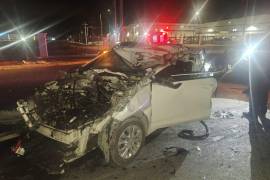 El Chevrolet Onix quedó impactado contra la caja de un tráiler en el libramiento.