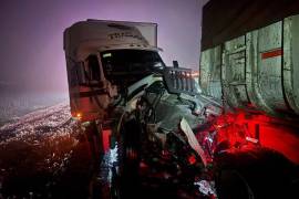 La cabina de un tractocamión quedó destrozada tras el impacto por alcance contra otra unidad, en el tramo Carbonera-Santa Cruz.