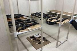 Imagen de las armas confiscadas en la casa de un menor de 13 años que según autoridades estaba obsesionada con tiroteos escolares.