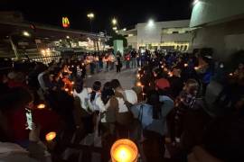 Vecinos y familiares se congregaron en silencio frente a la Clínica 7 del IMSS, con veladoras y rosarios, para pedir por la recuperación de Liah Fernanda.
