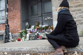 Rinden homenaje a Leonard Cohen en su casa de Montreal