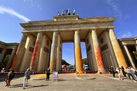 Activistas climáticos pintan de naranja la Puerta de Brandeburgo en Berlín