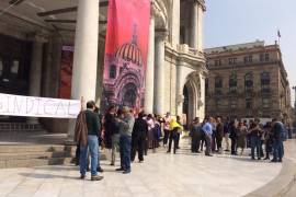 Trabajadores del INBAL cierran Bellas Artes por falta de pagos
