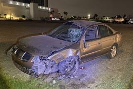 El automóvil Nissan quedó volcado sobre una zona de terracería luego del fuerte impacto registrado a la altura del cruce con el bulevar Rufino Tamayo.