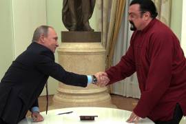 Putin entrega el pasaporte ruso a Steven Seagal