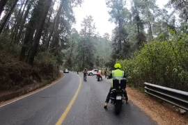 Grupo armado asaltó a motociclistas en el Edomex, quitándoles de todo (video)