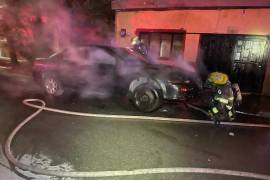 La inseguridad toma de rehén (otra vez) a vecinos de la colonia Topo Chico, en Saltillo. Incendian automóvil en plena calle