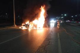 El accidente obligó a las autoridades a cerrar la circulación en la carretera Monterrey-Saltillo.