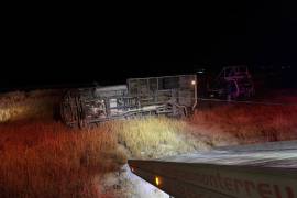 El tráiler y la camioneta de plataforma quedaron fuera de la vía tras el impacto.