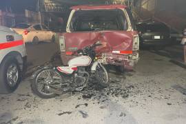 El motociclista quedó tendido en el suelo tras el impacto.